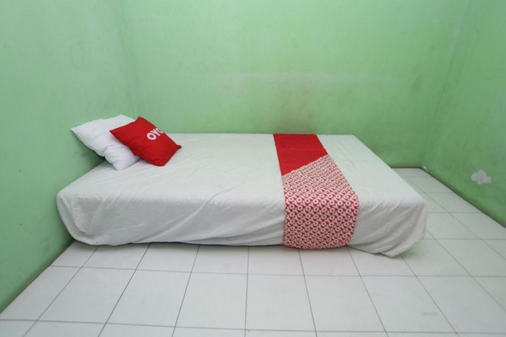 Hotel Spot On 94166 Kost Bunda Syariah Bekasi Exterior foto